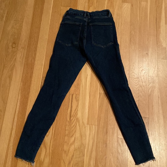 Good American Good Waist Jeans Frayed Hem Dark Wash New and never worn/ no tags - Picture 2 of 5